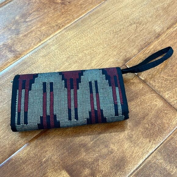 Wallet with snap closure, three zipper pockets and strap - Picture 7 of 8